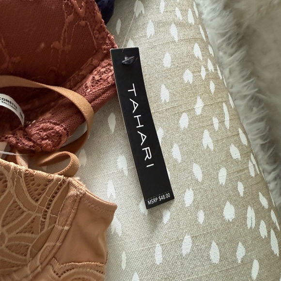 Elegant Black and Brown Lace Bras with Underwire Support - Picture 7 of 7